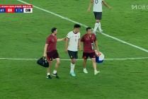 B体育-英超球员花边新闻与娱乐圈交集探秘